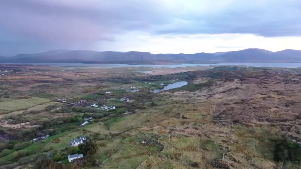 Voando para Summy Lake por Portnoo no Condado de Donegal, Irlanda — Vídeo de Stock