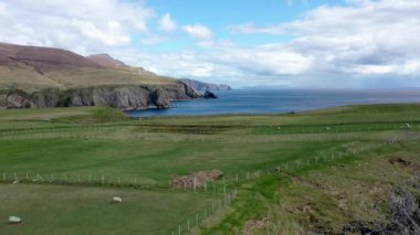 Donegal, İrlanda 'daki Malin Beg' in güzel sahil manzarası.