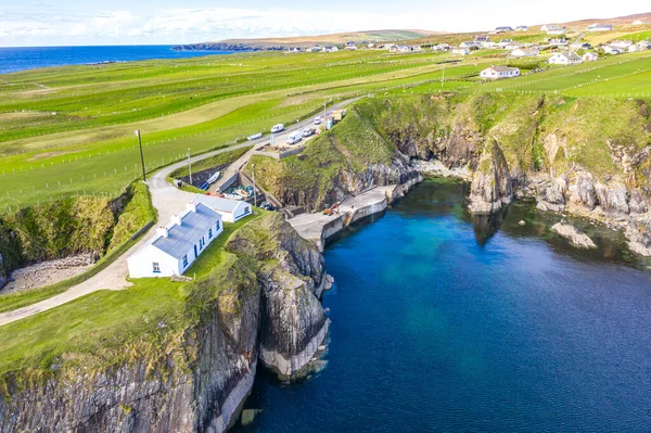 Veduta aerea del molo di Malin Beg - Contea di Donegal - Irlanda — Foto Stock