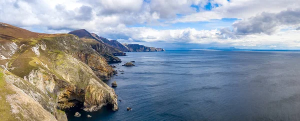 爱尔兰多纳加尔县马林别格美丽海岸的空中景观，背景是滑翔机联盟 — 图库照片
