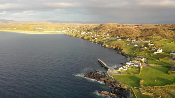 Letecký pohled na přístav Portnoo v hrabství Donegal, Irsko — Stock video