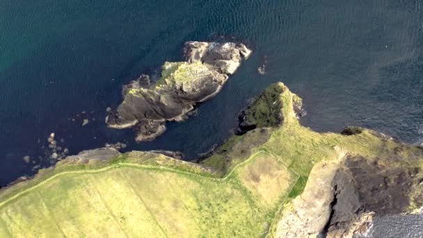 Вигляд з повітря на мальовниче узбережжя в Малін - Бег з Лігою слів на задньому плані в графстві Донегал - Ірландія. — стокове відео