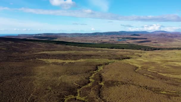 Vista aérea de la hermosa costa en Malin Beg con Slieve League en el fondo en el Condado de Donegal, Irlanda — Vídeo de stock