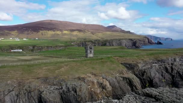 Vue aérienne de la tour de signalisation napoléonienne à Malin Beg - Comté de Donegal, Irlande — Video