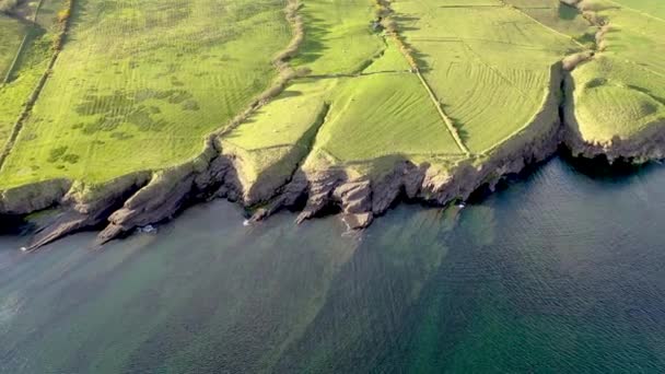 Letecký pohled na krásné pobřeží Donegalu u Largy u tajného vodopádu - Irsko — Stock video