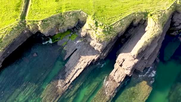 Letecký pohled na krásné pobřeží Donegalu u Largy u tajného vodopádu - Irsko — Stock video