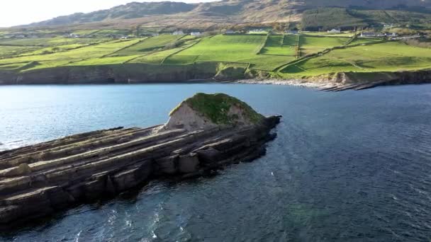Вид с воздуха на красивое побережье Донегола на Ларджи у секретного водопада - Ирландия — стоковое видео