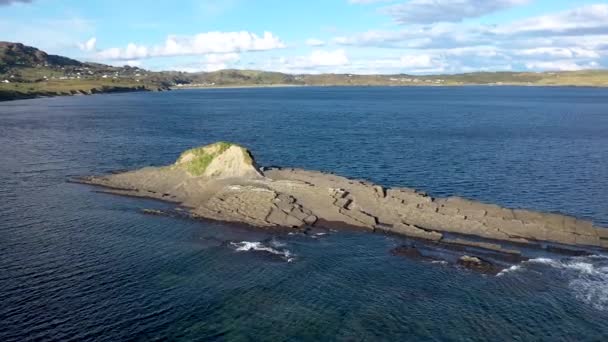 Widok z lotu ptaka na piękne wybrzeże Donegal przez Largy przy tajnym wodospadzie - Irlandia — Wideo stockowe