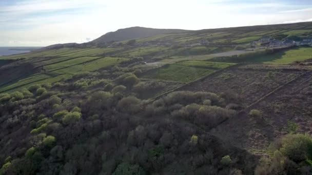 Vista aérea de la hermosa costa de Donegal por Largy en la cascada secreta - Irlanda — Vídeos de Stock