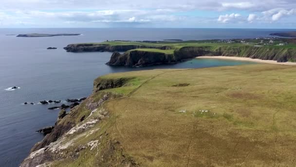 Vista aérea de la hermosa costa en Malin Beg con Slieve League en el fondo en el Condado de Donegal - Irlanda — Vídeo de stock