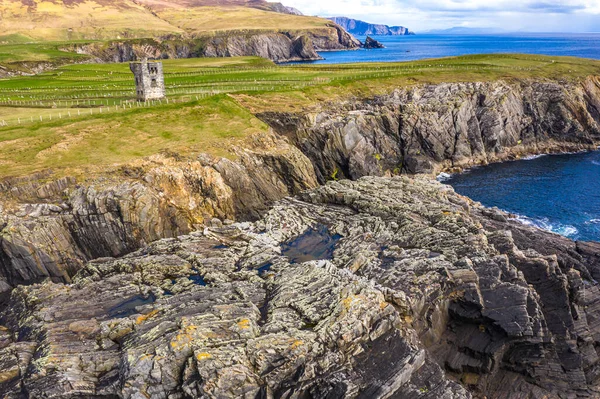 Vista aérea da Torre de Sinal Napoleónica em Malin Beg - County Donegal, Irlanda — Fotografia de Stock