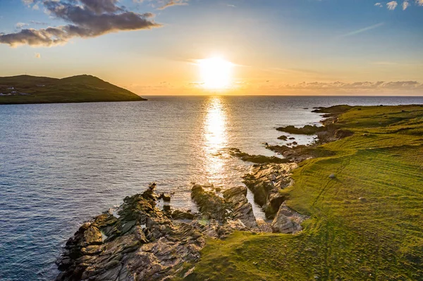 Puesta de sol vista desde la isla de Inishkeel por el puerto de Portnoo en el Condado de Donegal, Irlanda —  Fotos de Stock