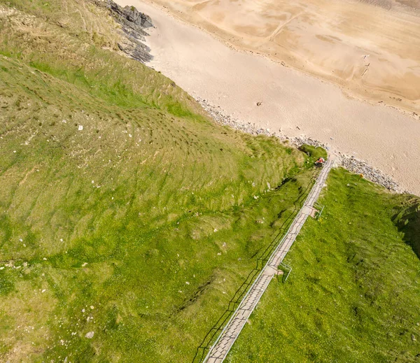 Letecký pohled na schody do Silver Strand v hrabství Donegal - Irsko — Stock fotografie