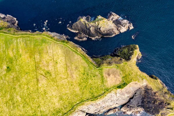 Légi kilátás sziklák Malin Beg megyében Donegal - Írország — Stock Fotó