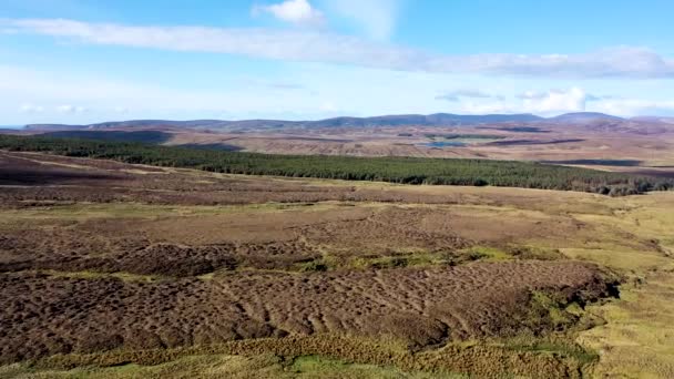 Volando desde Slieve League hacia Lough Auva en el Condado de Donegal - Irlanda — Vídeo de stock