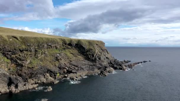 Vista aérea da bela costa em Malin Beg com Slieve League em segundo plano no Condado de Donegal - Irlanda — Vídeo de Stock