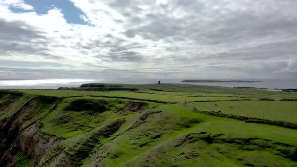 Vue aérienne de la belle côte de Malin Beg avec Slieve League en arrière-plan dans le comté de Donegal - Irlande — Video