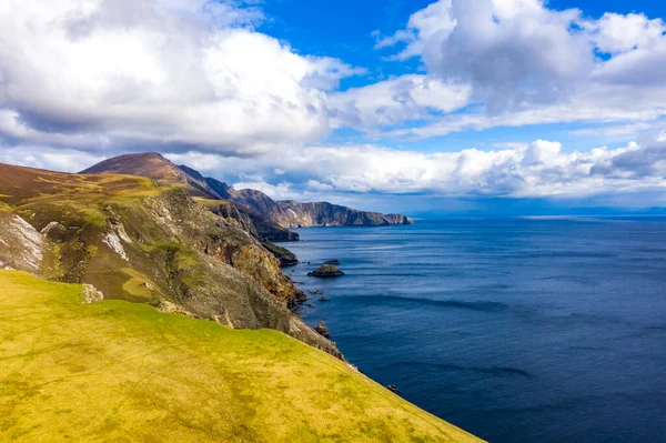 Вигляд з повітря на прекрасне узбережжя в Малін - Бег з Лігою слів на задньому плані в графстві Донегал (Ірландія). — стокове фото