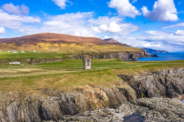 Vista aérea da Torre de Sinal Napoleónica em Malin Beg - County Donegal, Irlanda — Fotografia de Stock