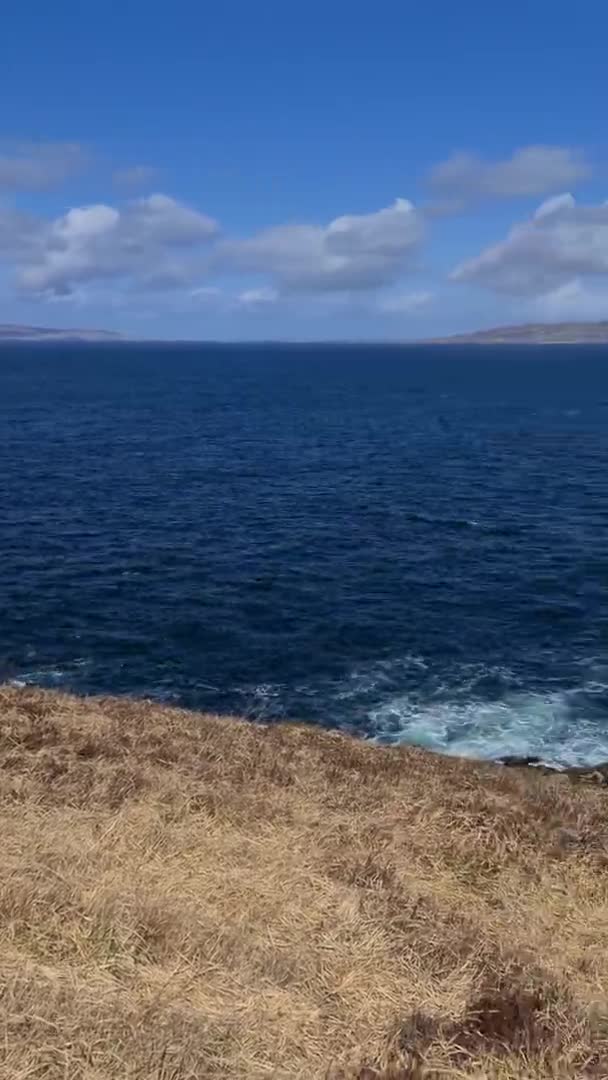 Вид з повітря на острів Ініскіель біля Портноо поруч з нагородженим пляжем Нарін у графстві Донегал (Ірландія). — стокове відео