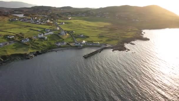 Donegal, İrlanda 'daki Portnoo limanının havadan görüntüsü — Stok video