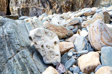 Donegal, İrlanda 'da Silver Strand' de Rockfall