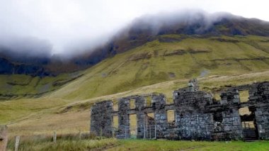 County Sligo, İrlanda 'daki Gleniff At Nalı' ndaki terk edilmiş eski okul.