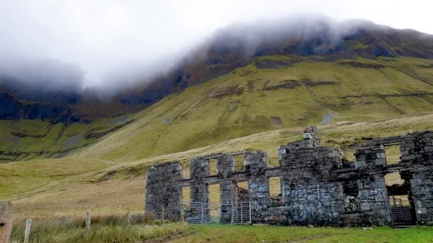 Die verfallene alte Schule in Gleniff Horseshoe in der Grafschaft Sligo - Irland — Stockvideo