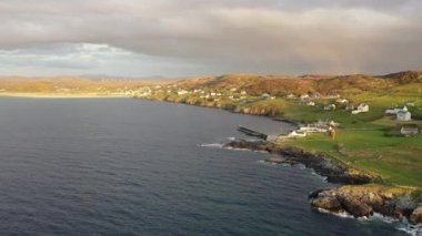 Donegal, İrlanda 'daki Portnoo limanının havadan görüntüsü