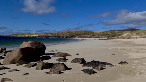 A bela praia em Carrickboyle e Glassagh - Derrybeg, Gweedore - County Donegal - Irlanda — Vídeo de Stock