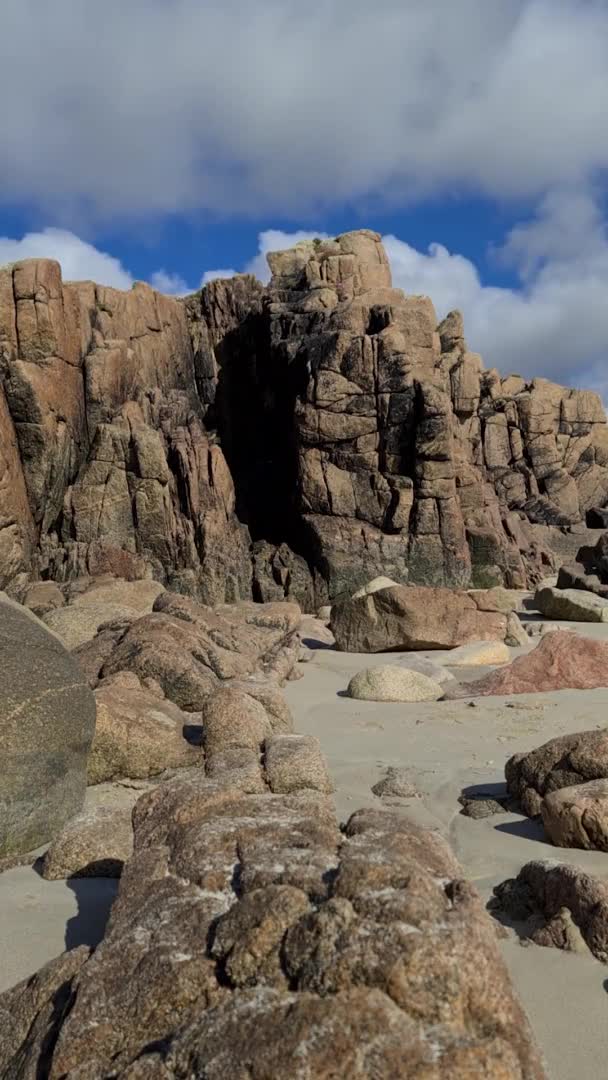 Rocas en Carrickboyle y Glassagh - Derrybeg, Gweedore - Condado de Donegal - Irlanda — Vídeo de stock