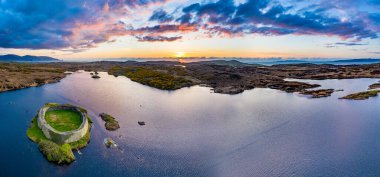 Portnoo 'dan Doon Kalesi' nin havadan görünüşü - Donegal İlçesi - İrlanda.