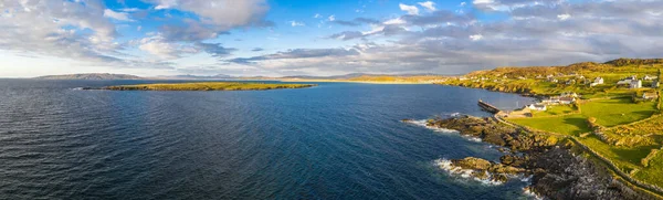 Veduta aerea del porto di Portnoo e dell'isola di Inishkeel nella contea di Donegal, Irlanda — Foto Stock