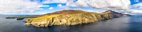 Flygfoto över den vackra kusten vid Malin Beg med Slieve League i bakgrunden i County Donegal, Irland — Stockfoto