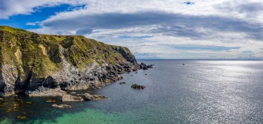 Donegal ilçesindeki Silver Strand 'deki uçurumların havadan görünüşü - İrlanda