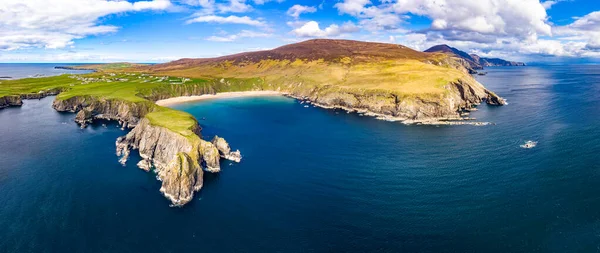 Flygfoto över den vackra kusten vid Malin Beg med Slieve League i bakgrunden i County Donegal, Irland — Stockfoto