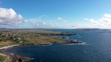 Gweedore 'daki güzel kıyı şeridinin havadan görünüşü - County Donegal, İrlanda