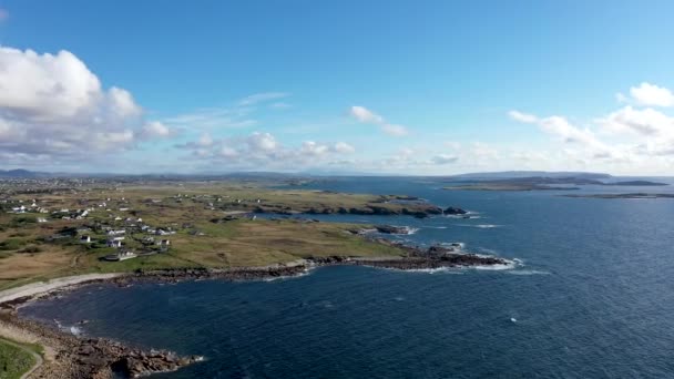 Uitzicht vanuit de lucht op de prachtige kustlijn van Gweedore - County Donegal, Ierland — Stockvideo