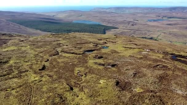 Vista aérea de la hermosa costa en Malin Beg con Slieve League en el fondo en el Condado de Donegal, Irlanda — Vídeos de Stock