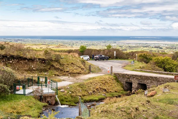 SLIGO,アイルランド- 2021年5月25日:ルークブリッジは、ベンブルビン山に登るだけでなく、車の休憩のために有名な良い場所です — ストック写真