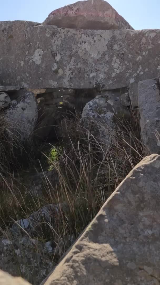 La tumba conmemorativa de Malinmore por Gelcolumbkille en Donegal, Irlanda — Vídeos de Stock