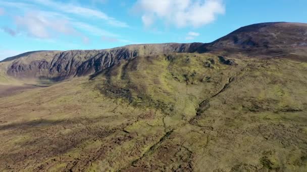 Légi kilátás a gyönyörű tengerparton Malin Beg a Slieve League a háttérben County Donegal, Írország — Stock videók