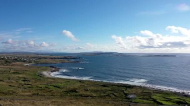 Gweedore 'daki güzel kıyı şeridinin havadan görünüşü - County Donegal, İrlanda