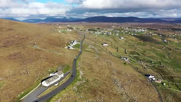 Luchtfoto van de R 257 in Gweedore - County Donegal, Ierland — Stockvideo