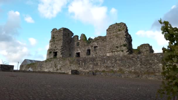 Het kasteel ruïnes in Manorhamilton, opgericht in 1634 door Sir Frederick Hamilton - County Leitrim, Ierland — Stockvideo