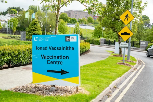SLIGO, IRLAND - MAJ 25 2021: Skyltar som visar vägen till vaccinationscentret — Stockfoto