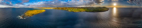 Uitzicht vanuit de lucht op de haven van Portnoo en Inishkeel Island in County Donegal, Ierland — Stockfoto