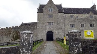 LOUGH GILL, IRELAND - 24 Mayıs 2021: Leitrim 'deki Parkes Şatosu bir zamanlar İngiliz ekici Robert Parke' ın eviydi