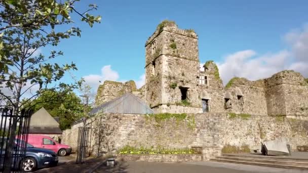 The castle ruins in Manorhamilton, erected in 1634 by Sir Frederick Hamilton - County Leitrim, Ireland — Stock Video