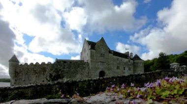 Parkes Şatosu zaman aşımı, Leitrim County, İrlanda